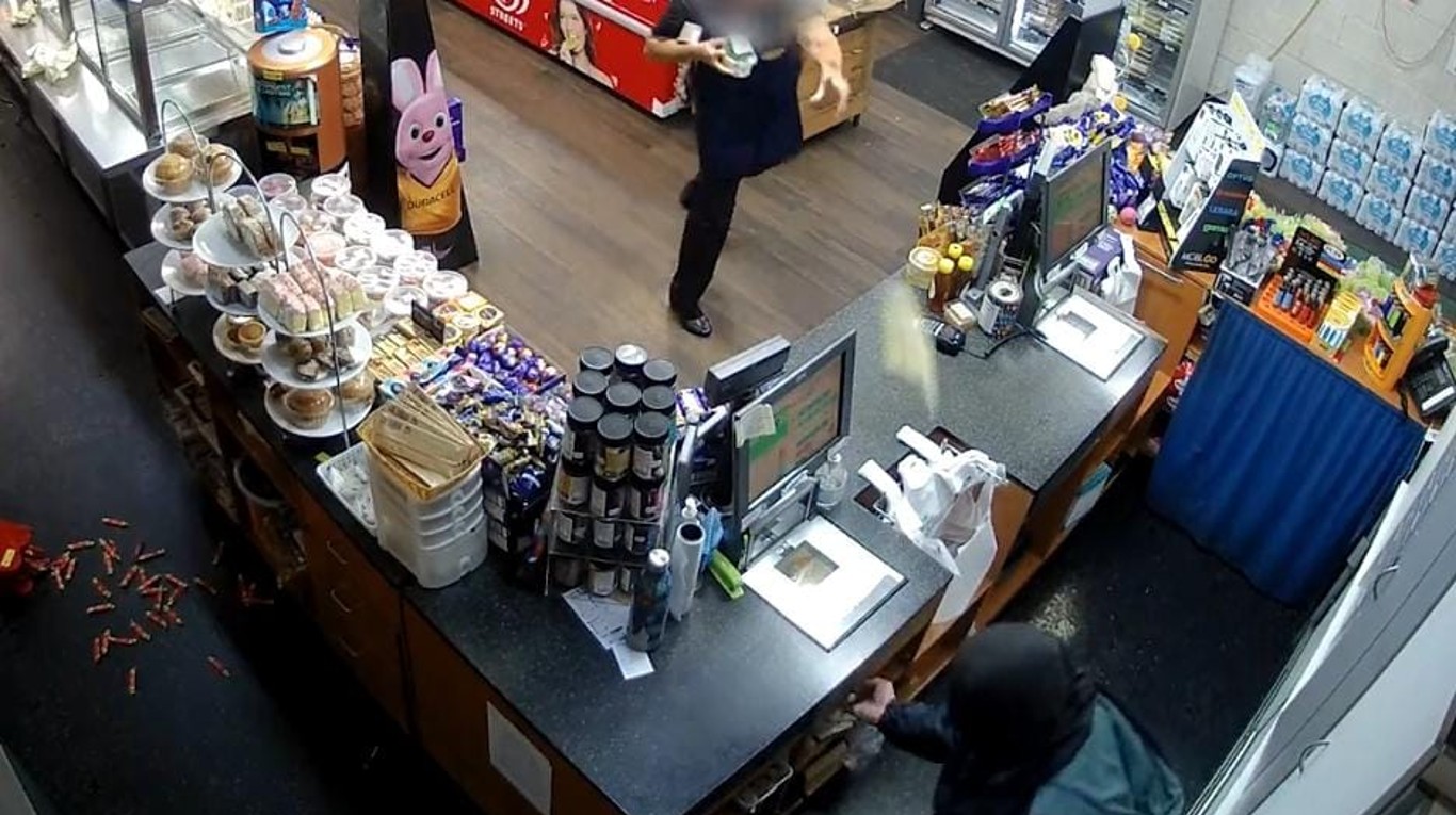 Una empleada se resistió de un robo tirándole flanes en la cara al ladrón