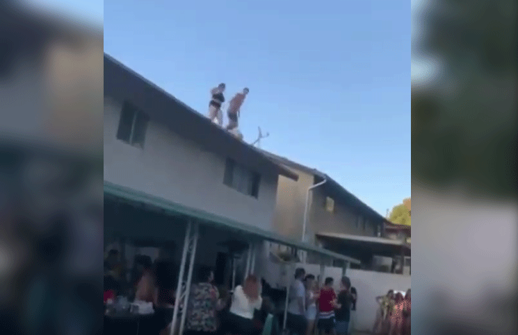 Video doloroso: una chica quiso tirarse a una pileta desde el techo y cayó sobre un alero