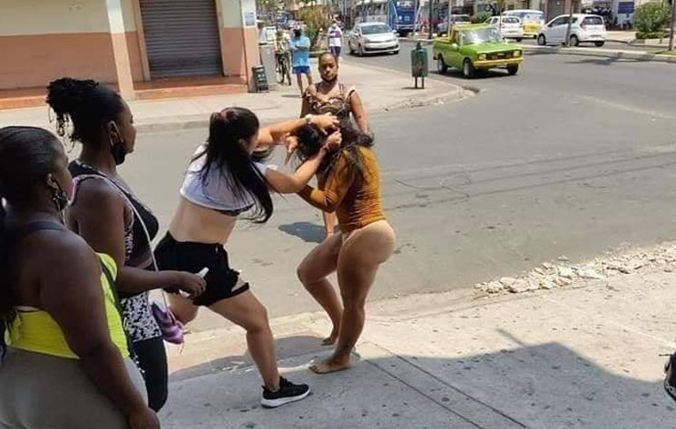 mujeres sin ropa interior en la calle. 