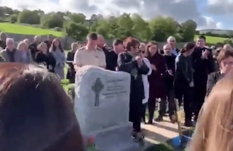 "¡Déjenme salir!" El pedido de un muerto durante su funeral que desató las carcajadas de sus deudos