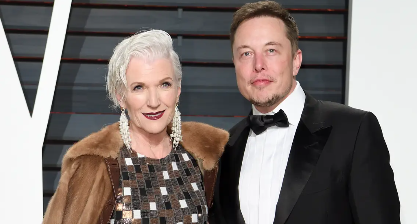 A los 74 años, la mamá de Elon Musk posó en traje de baño con volados