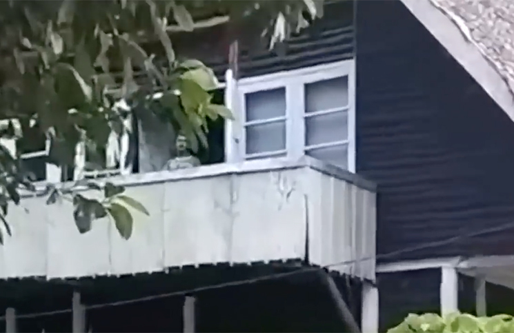 Paseaban frente a una casa embrujada y capturaron a un fantasma en el balcón