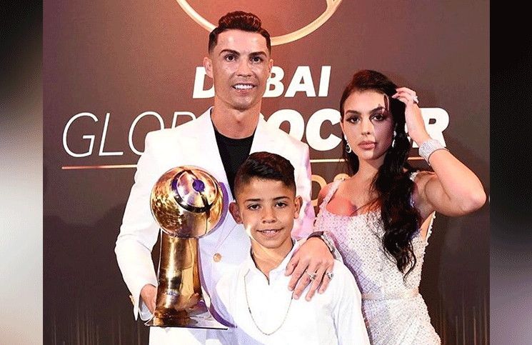 La novia de Cristiano Ronaldo hizo arder las redes de espaldas y con micro tanga 