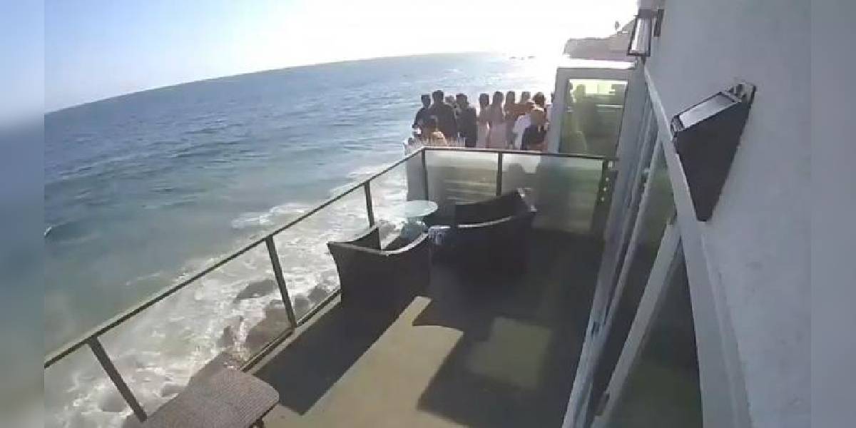 Un balcón se desploma y caen nueve personas al mar desde una altura de 5 metros