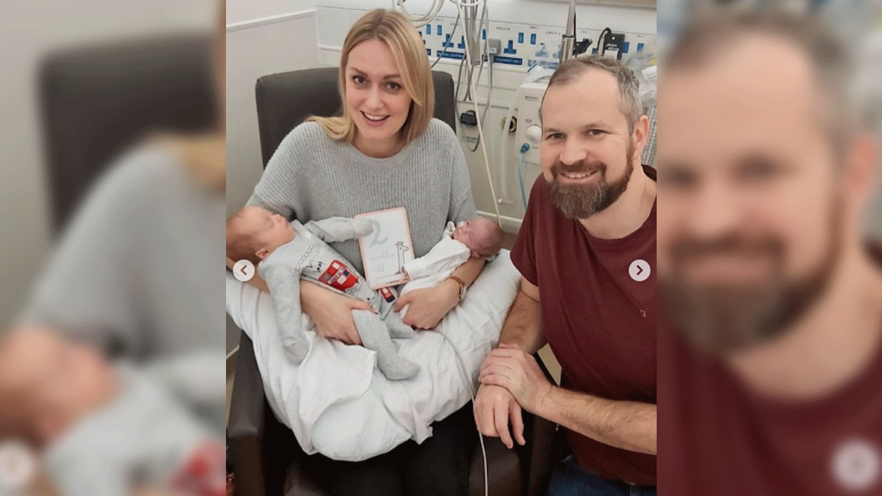 Una mujer dio a luz a dos "súper gemelos" concebidos con 3 semanas de diferencia