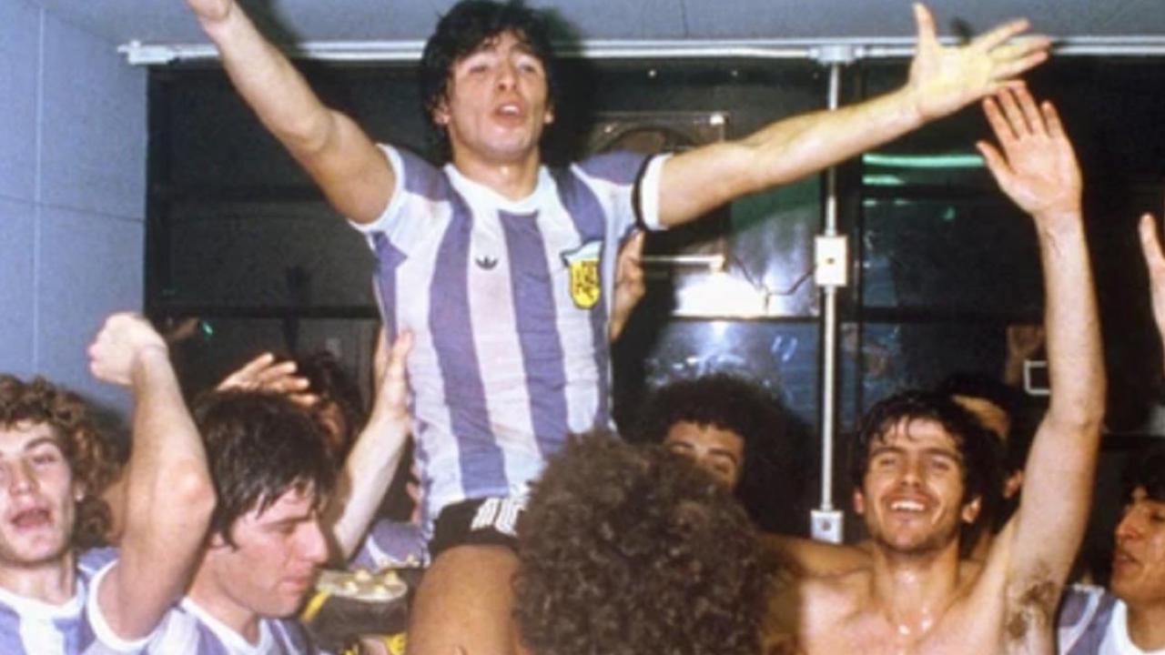 La fascinación por Maradona, la idolatría por Francescoli y quién tiene sus  trofeos y camisetas emblemáticas - LA NACION