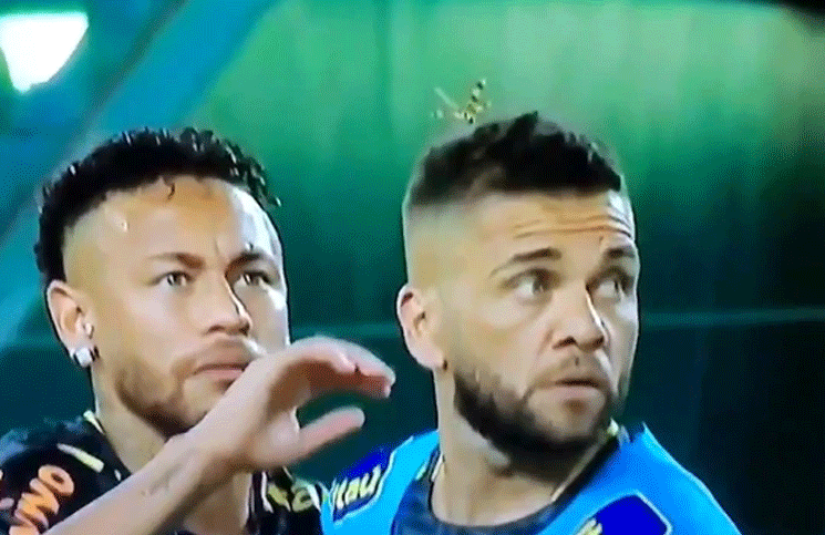 Neymar le espantó un insecto de la cabeza a Dani Alves y se volvió viral
