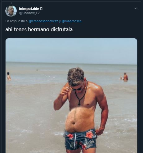 Le tomaron su mejor foto en la playa pero pidió que le borren al "tipo de atrás" y recibió una ola de memes