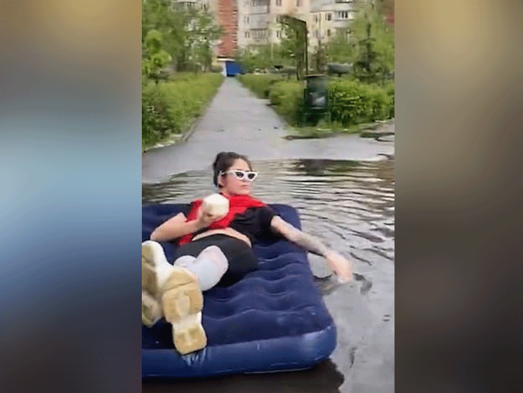 Cuarentena una mujer pasó el día flotando en un colchón inflable en medio de la calle
