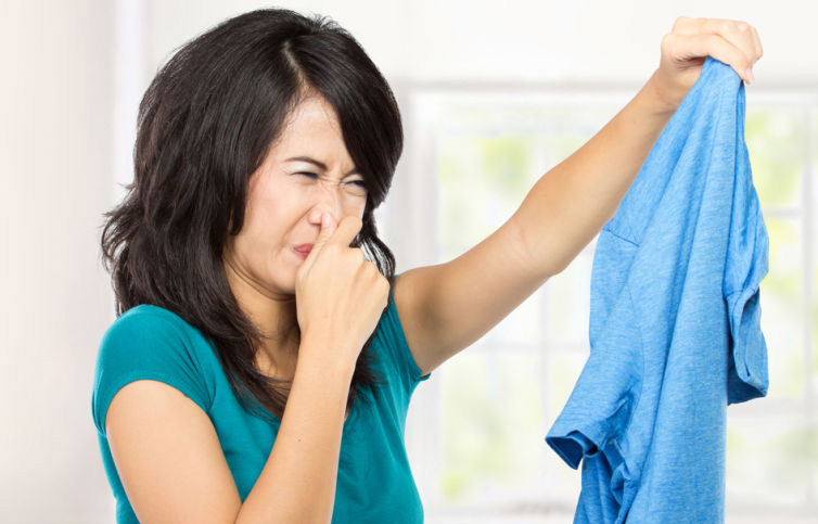 Cómo eliminar los olores fuertes en la ropa (que no se van en el lavado)