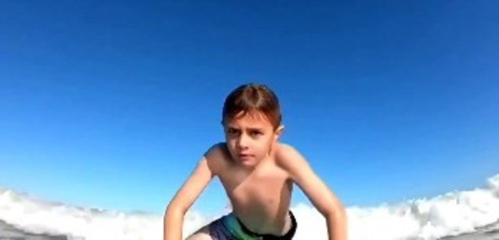 Video | Un nene de 7 años hacía surf, se chocó con un tiburón y quedó todo filmado