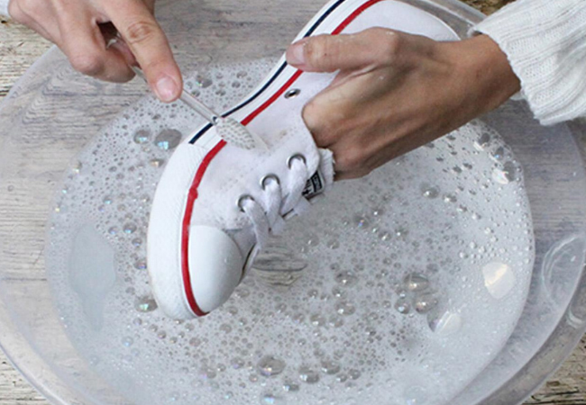 Cómo limpiar las zapatillas blancas de tela y piel