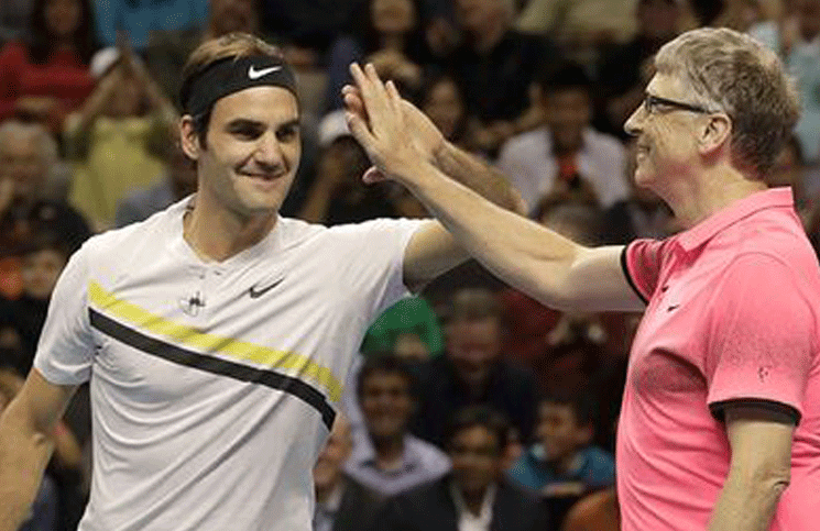 ¡Un crack! Roger Federer le enseñó su increíble talento a Bill Gates en un partido a beneficio