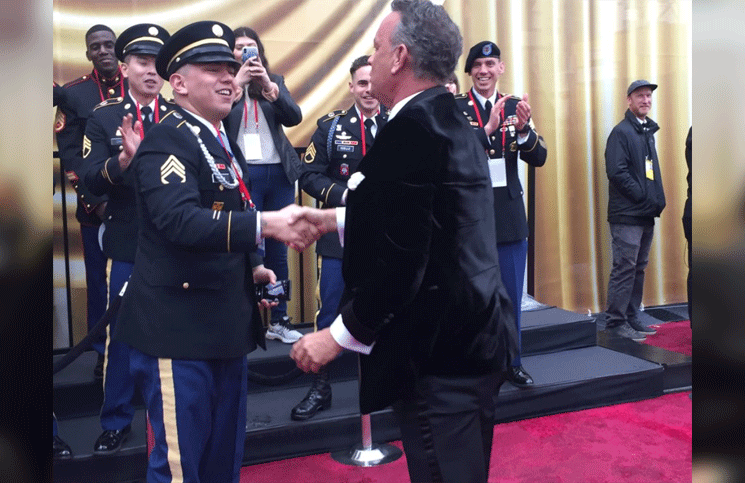 Tom Hanks hizo una competencia de flexiones en medio de la alfombra roja de los Oscars