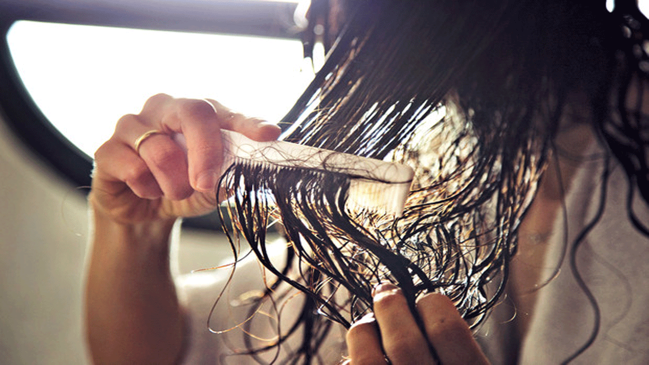 Los peinados que más daño le hacen al pelo (y son los más usados)