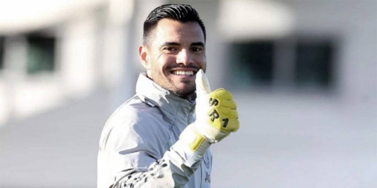 Sergio “Chiquito” Romero aceptó la oferta de Juan Román Riquelme y firmó con Boca