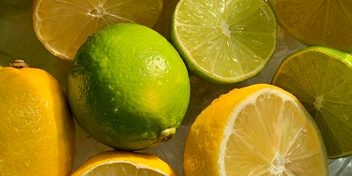 3 trucos fáciles para usar la mitad de limón que dejaste olvidada en la heladera