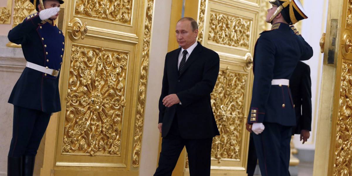 Por qué Vladimir Putin no mueve su brazo derecho cuando camina