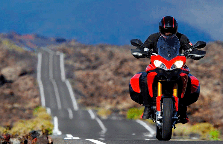 El casco es obligatorio para manejar en moto