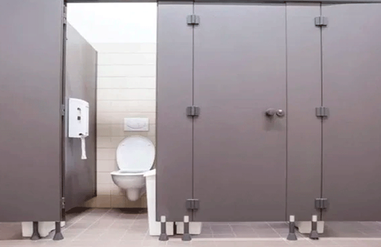 El motivo por el que las puertas de los baños públicos no llegan al piso