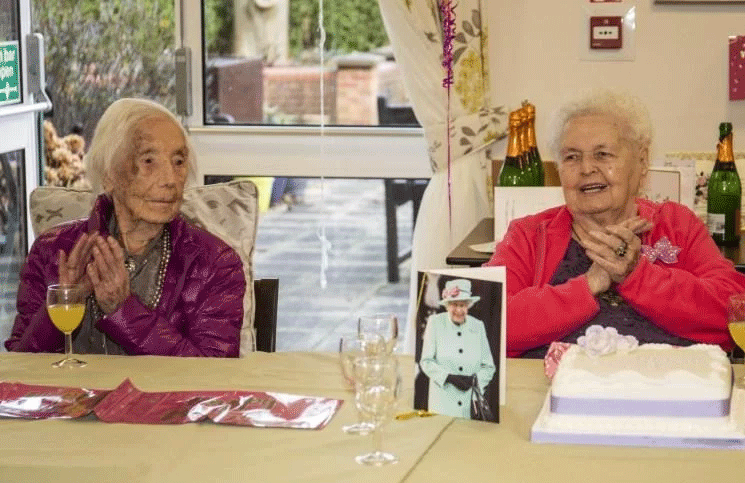Cumplió 100 años, y la felicitó su hermana, ¡de 108!