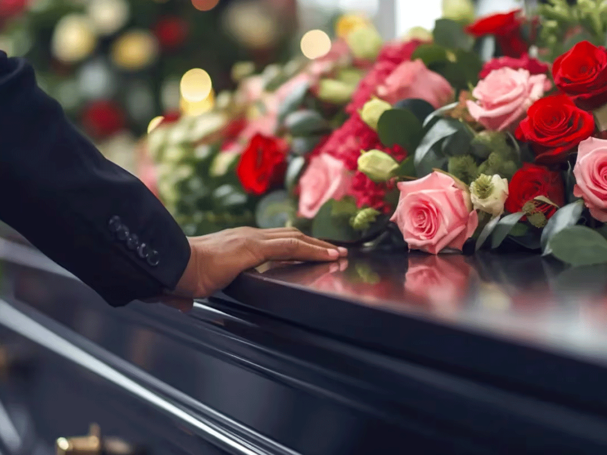 La estaban llevando en el coche fúnebre y “resucitó” antes de que la entierren: “Asustados”
