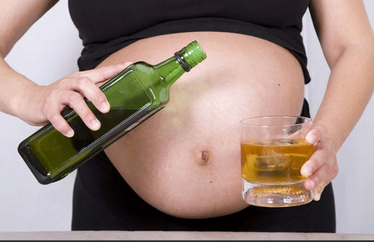 Embarazadas que beben alcohol tienen más probabilidades de que su hijo sufra de depresión