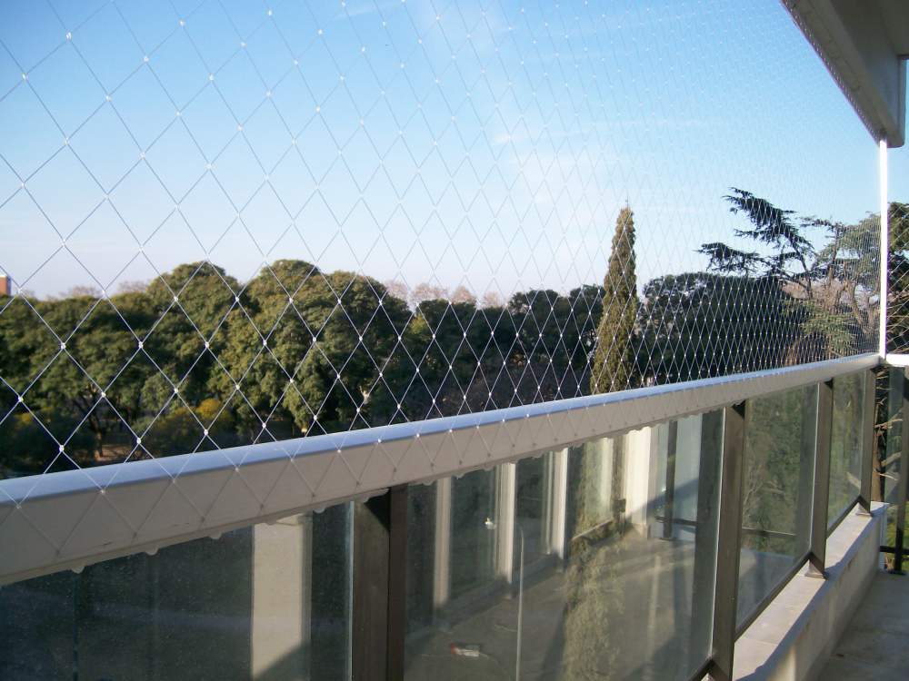 superficial herir Armstrong Colocó una red de protección en un balcón y festejó su trabajo de la manera  más peligrosa | Radio Mitre