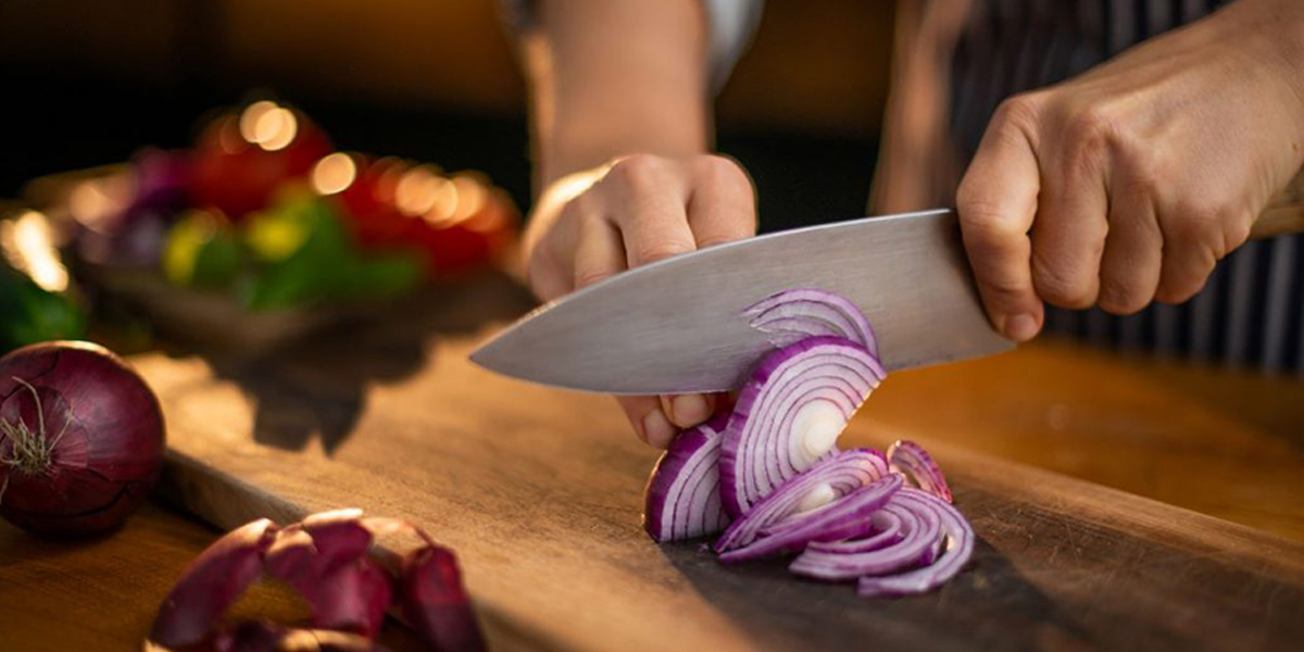 Una chef mostró la técnica correcta para cortar una cebolla (no falla nunca)