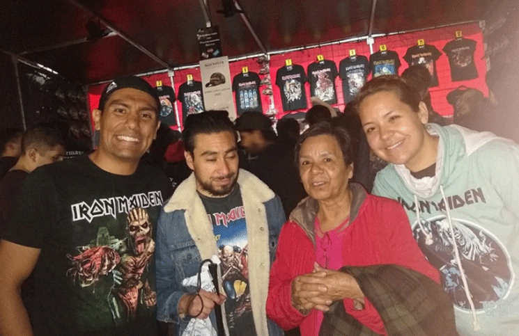 La madre asistió con su hijo al recital del Iron Maiden en México