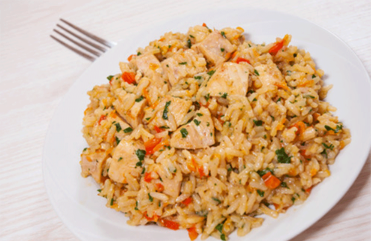 Receta rápida (y fácil) de arroz con pollo, arvejas y zanahorias