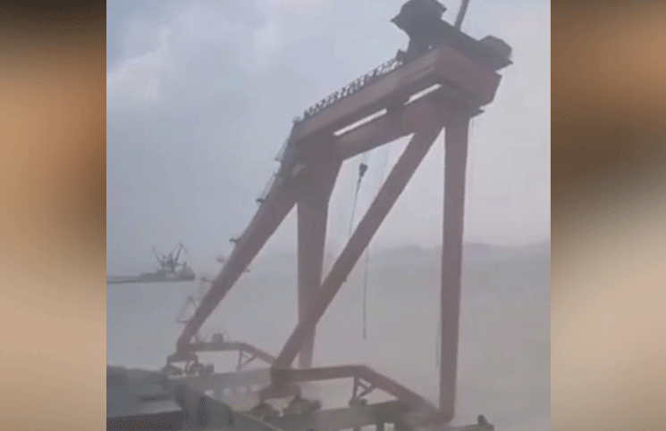 Tifón en China saltó de una torre que estaba por caer para salvar su vida