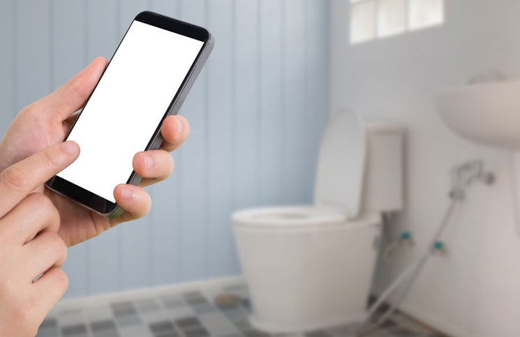 Cómo desinfectar el celular después de haberlo usado en el baño (y por qué)