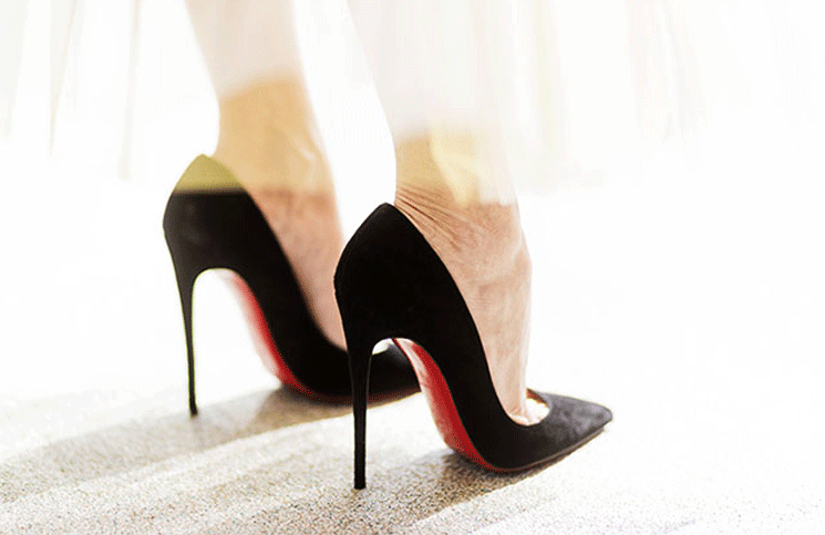 famosos zapatos de suelas rojas y el motivo de que sean de color | Cienradios