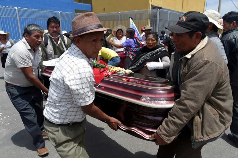 "Despierta, papito", el dolor de una madre al ver el cadáver de su hijo en Bolivia