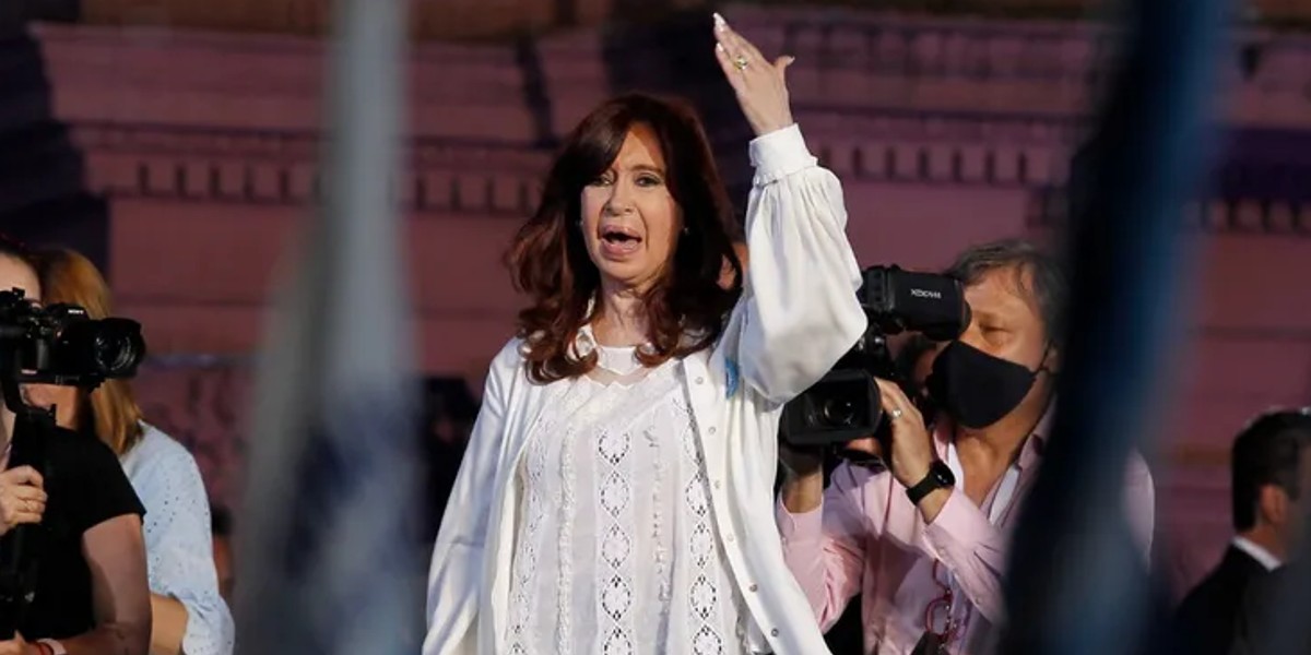 El Gobierno repudió el vandalismo hacia el monumento de Cristina Fernández en Río Gallegos: “Fueron a atacar”