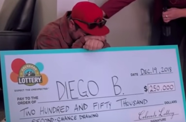 Un hombre que vivía en un auto ganó 250 mil dólares en la lotería y su emotiva reacción se volvió viral en las redes