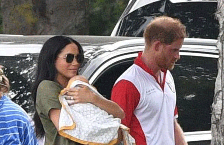 Meghan Markle y el príncipe Harry envolvieron a su bebé en una manta muy cuestionada