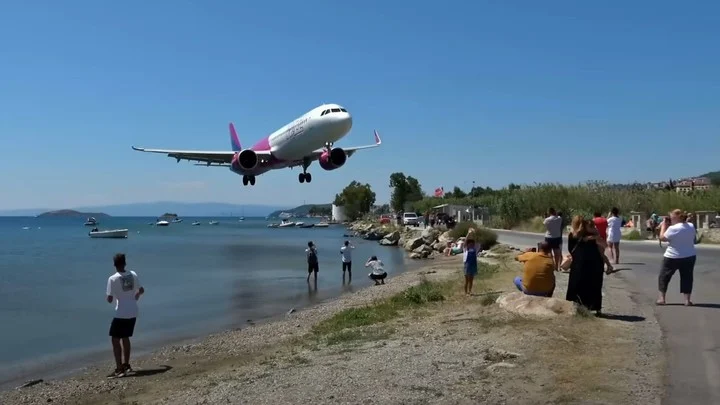 “Casi nos afeita”: filmaron el escalofriante aterrizaje de un avión a escasos metros de los turistas