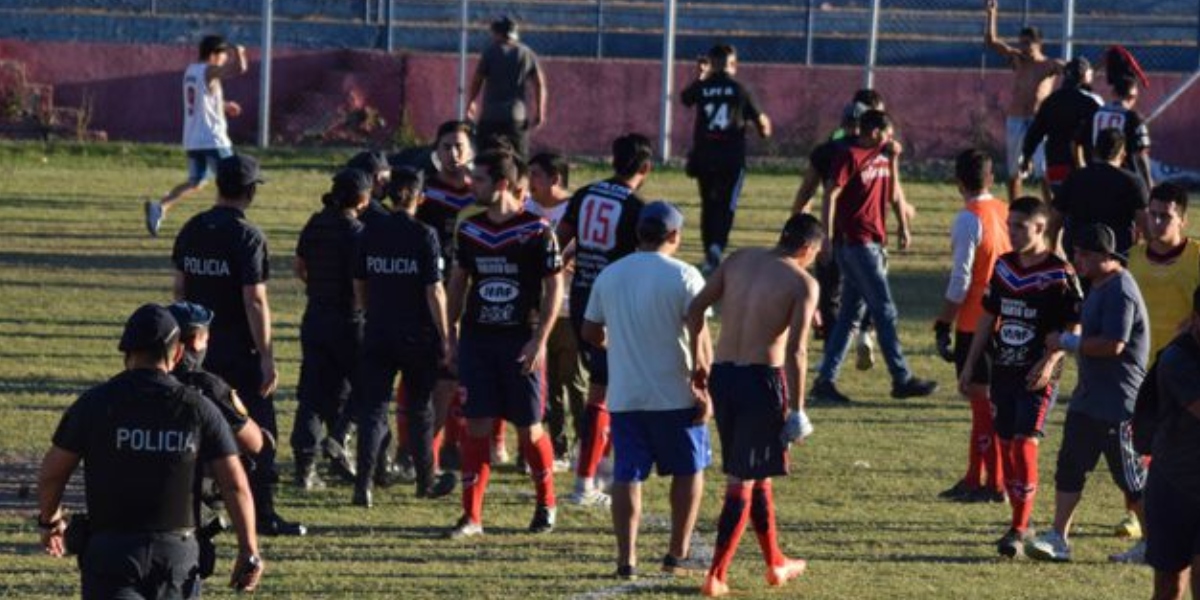 Batalla campal entre barrabravas de Los Andes y Talleres (RE)