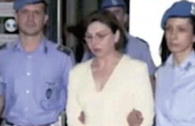 Milena Quaglini siendo trasladada a la cárcel después de su tercer asesinato.