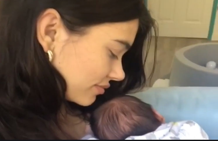 A un mes de ser mamá, Eva de Dominici compartió una foto jugando con su bebé que conmovió a las redes