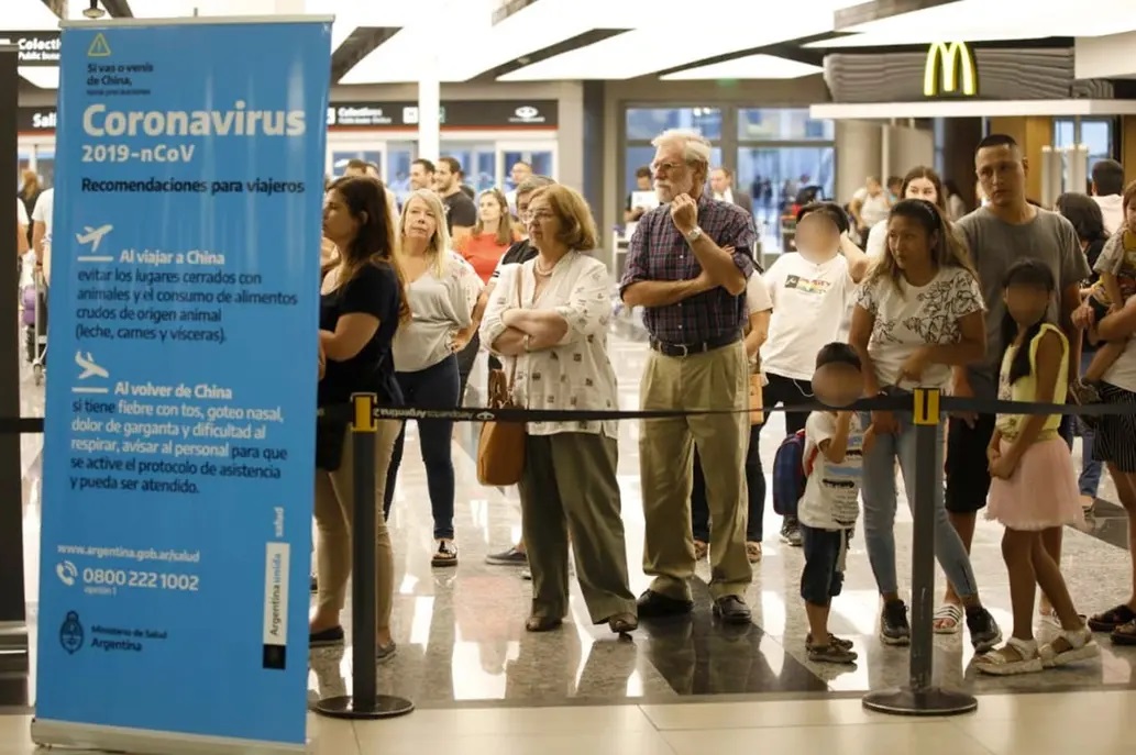 Coronavirus: largas filas de argentinos buscan ser repatriados pese a la suspensión de vuelos