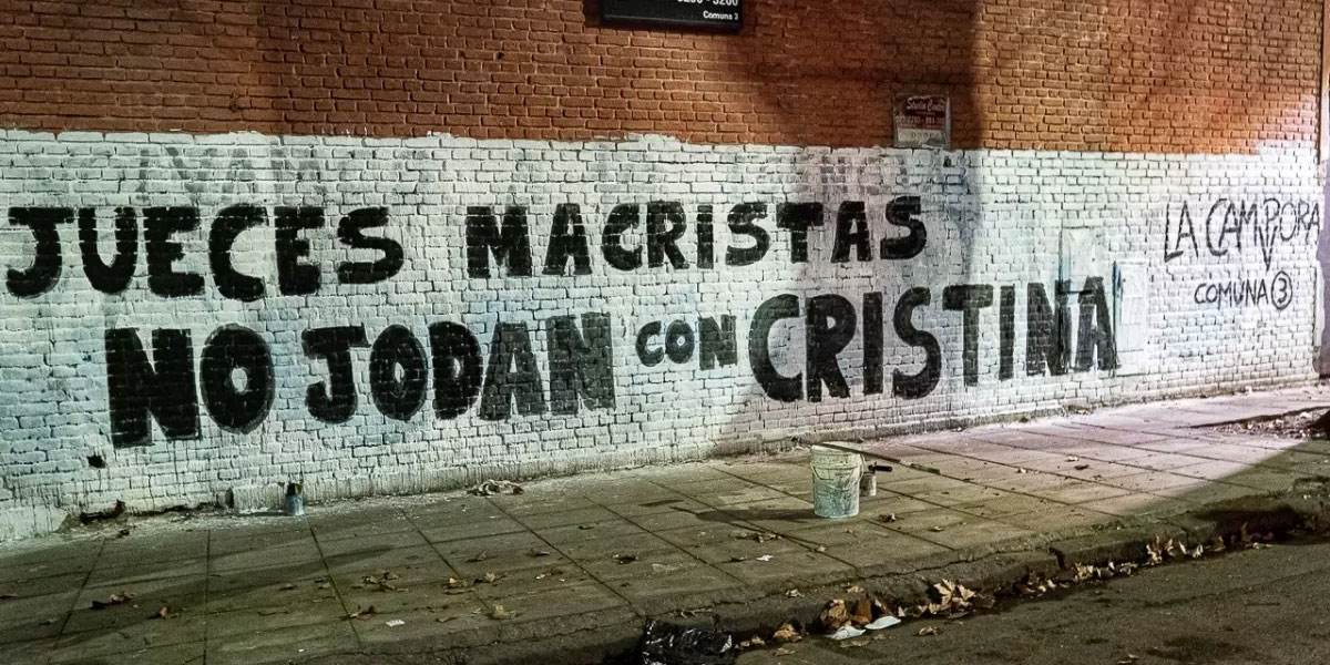 Aparecieron pintadas y pasacalles amenazantes de La Cámpora: “Jueces macristas, no jodan con Cristina”