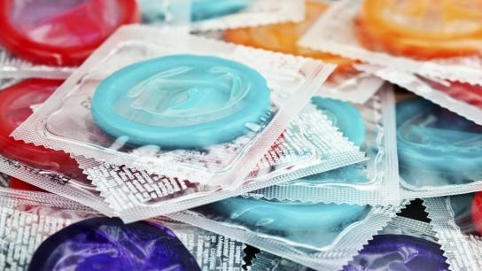Preocupación por una peligrosa moda viral en TikTok: pinchar preservativos en supermercados