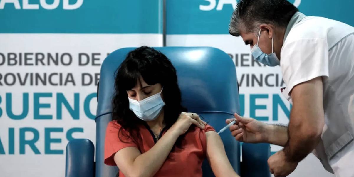 Coronavirus: escándalo por una chica de 24 años que recibió la primera dosis de la Sputnik V