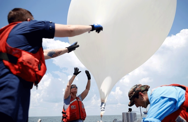 Un grupo de científicos del College of Charleston lanza un globo durante una prueba a la espera del eclipse del lunes.