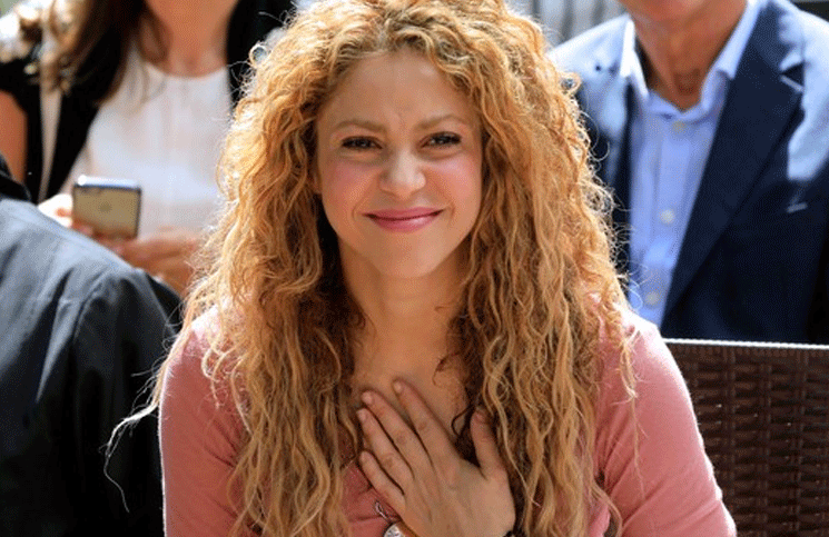 ¿Separadas al nacer? Shakira impresionada al encontrarse con su clon en México