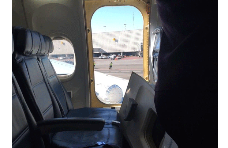 Un pasajero abrió la puerta de emergencia y activó el tobogán 