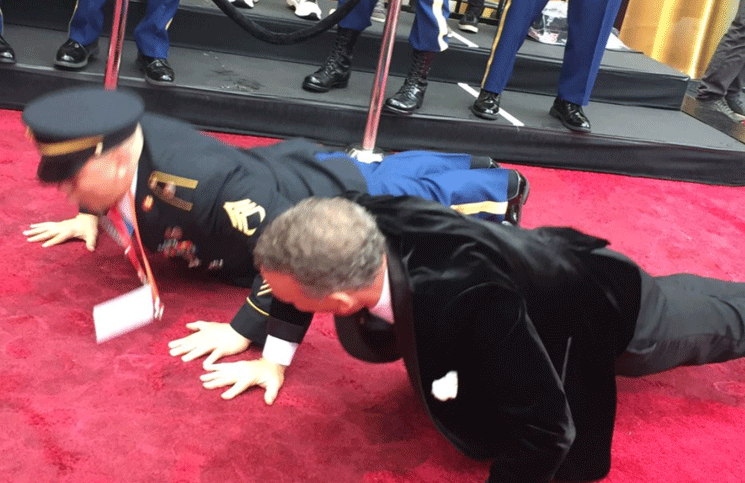 Tom Hanks hizo una competencia de flexiones en medio de la alfombra roja de los Oscars